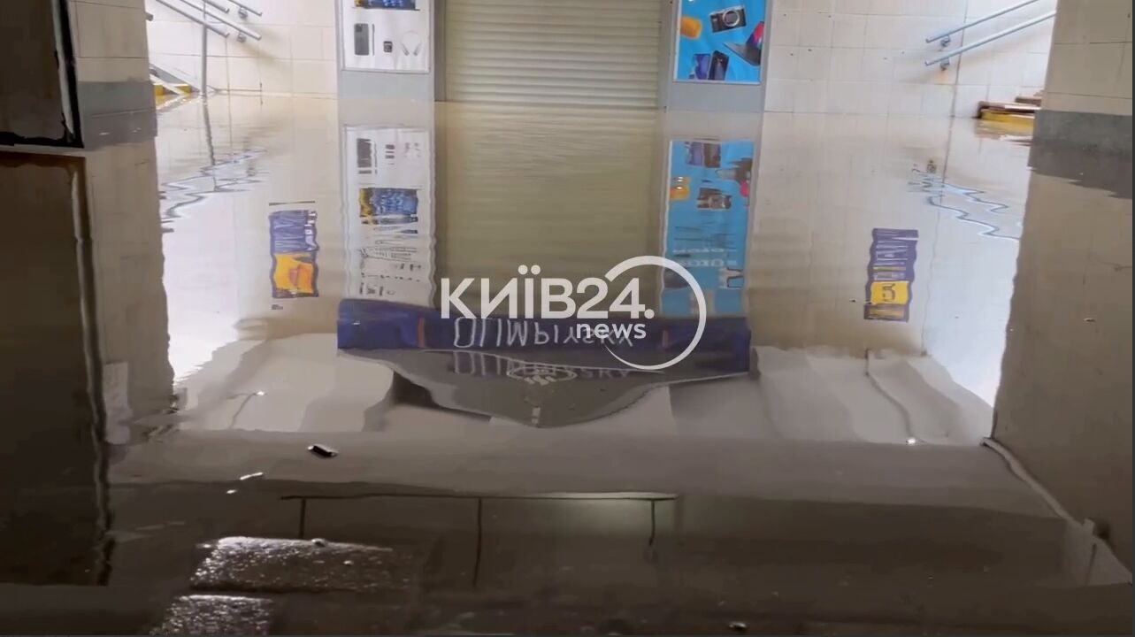 Произошел прорыв трубы: в Киеве подтопило переход на станции метро