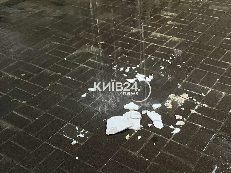 Произошел прорыв трубы: в Киеве подтопило переход на станции метро