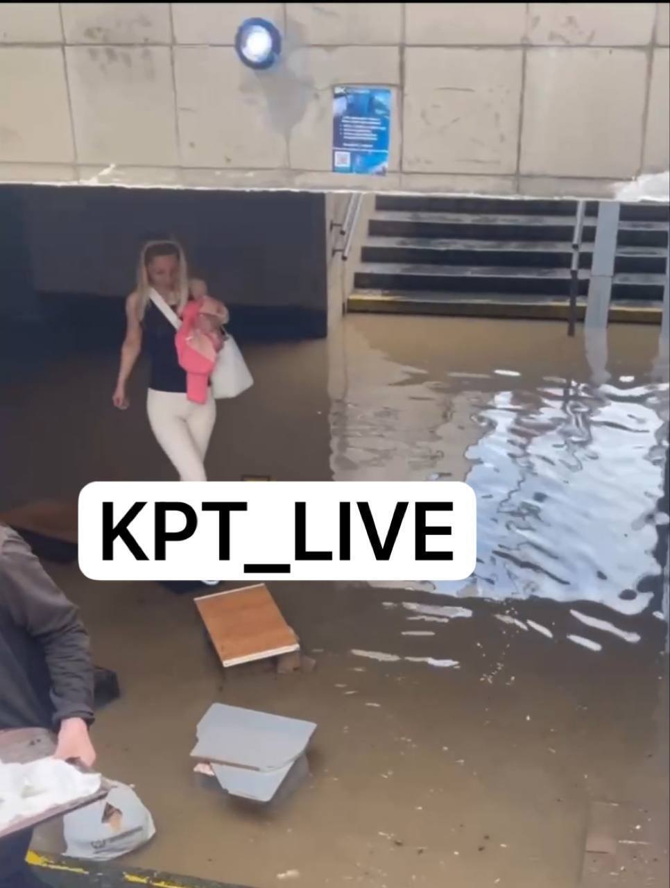 Произошел прорыв трубы: в Киеве подтопило переход на станции метро