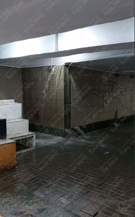 Стався прорив труби: у Києві підтопило перехід на станції метро dqxikeidqxidqeant