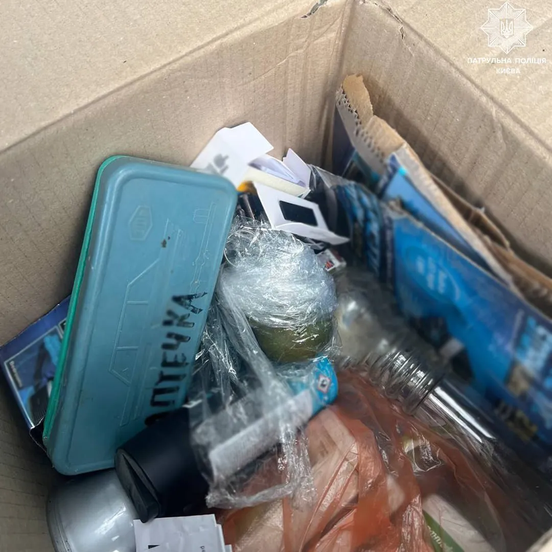 Лежала в картонном ящике: в Киеве мужчина обнаружил в мусорном баке гранату. Фото dqxikeidqxidqeant