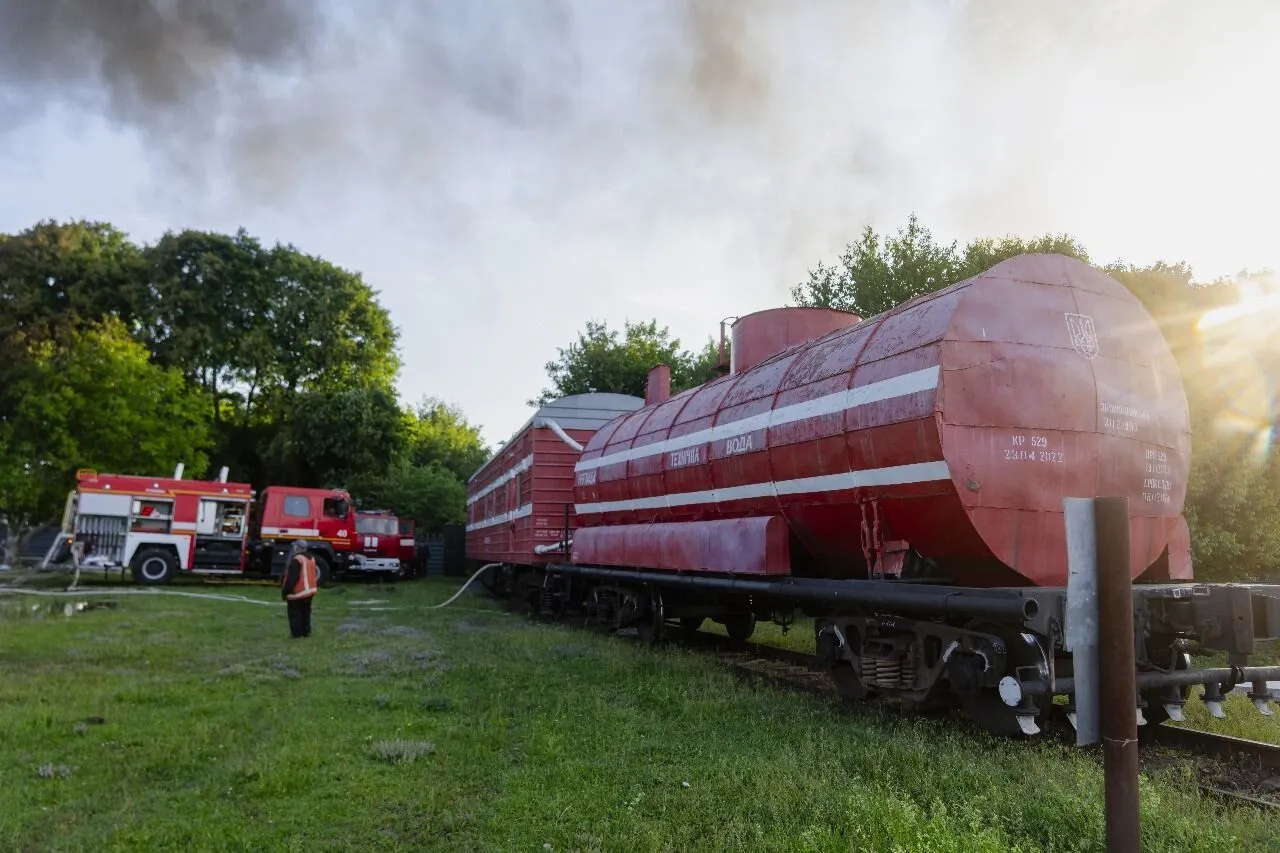 На Хмельниччині внаслідок ворожої атаки виникла пожежа на інфраструктурному об’єкті