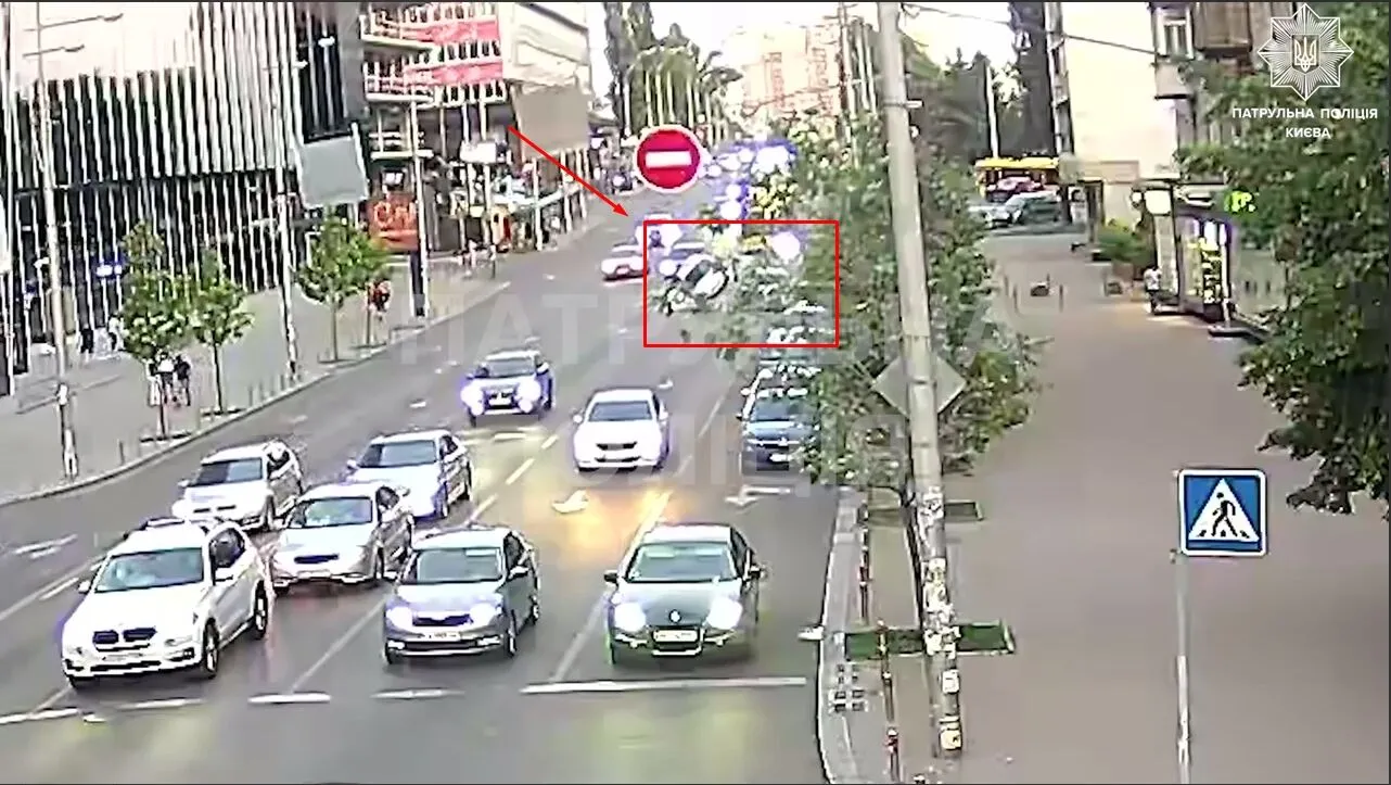 Винуватець ДТП сів за кермо під наркотиками: у Києві Renault протаранив легковик та перекинувся. Відео аварії dqxikeidqxidqrant