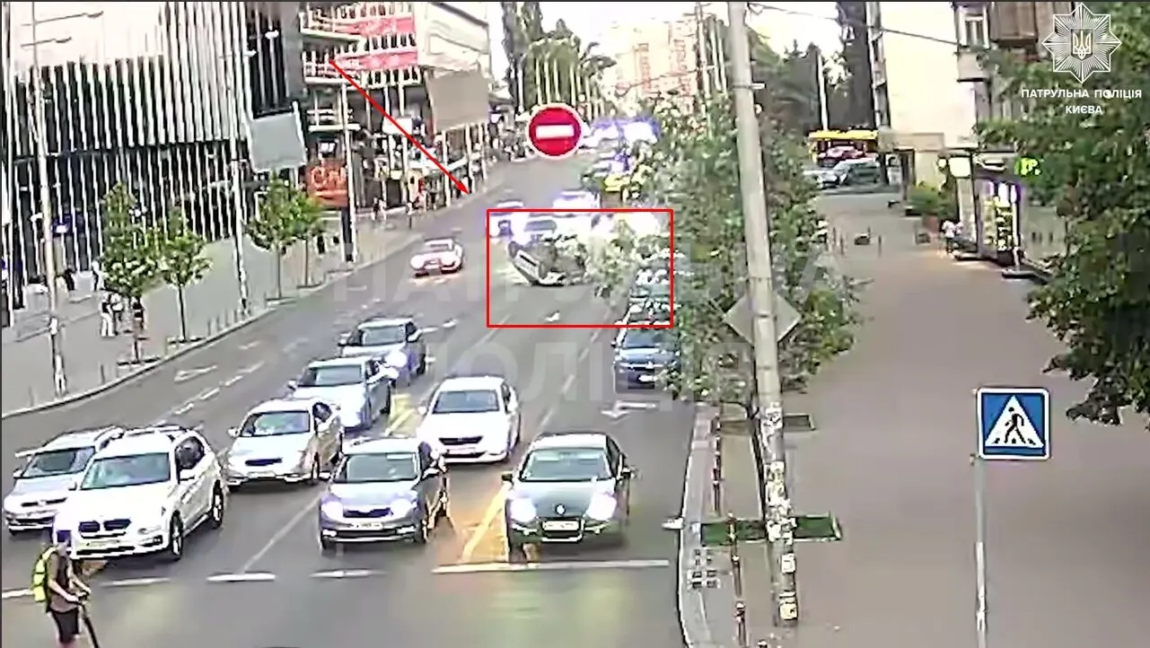 Винуватець ДТП сів за кермо під наркотиками: у Києві Renault протаранив легковик та перекинувся. Відео аварії