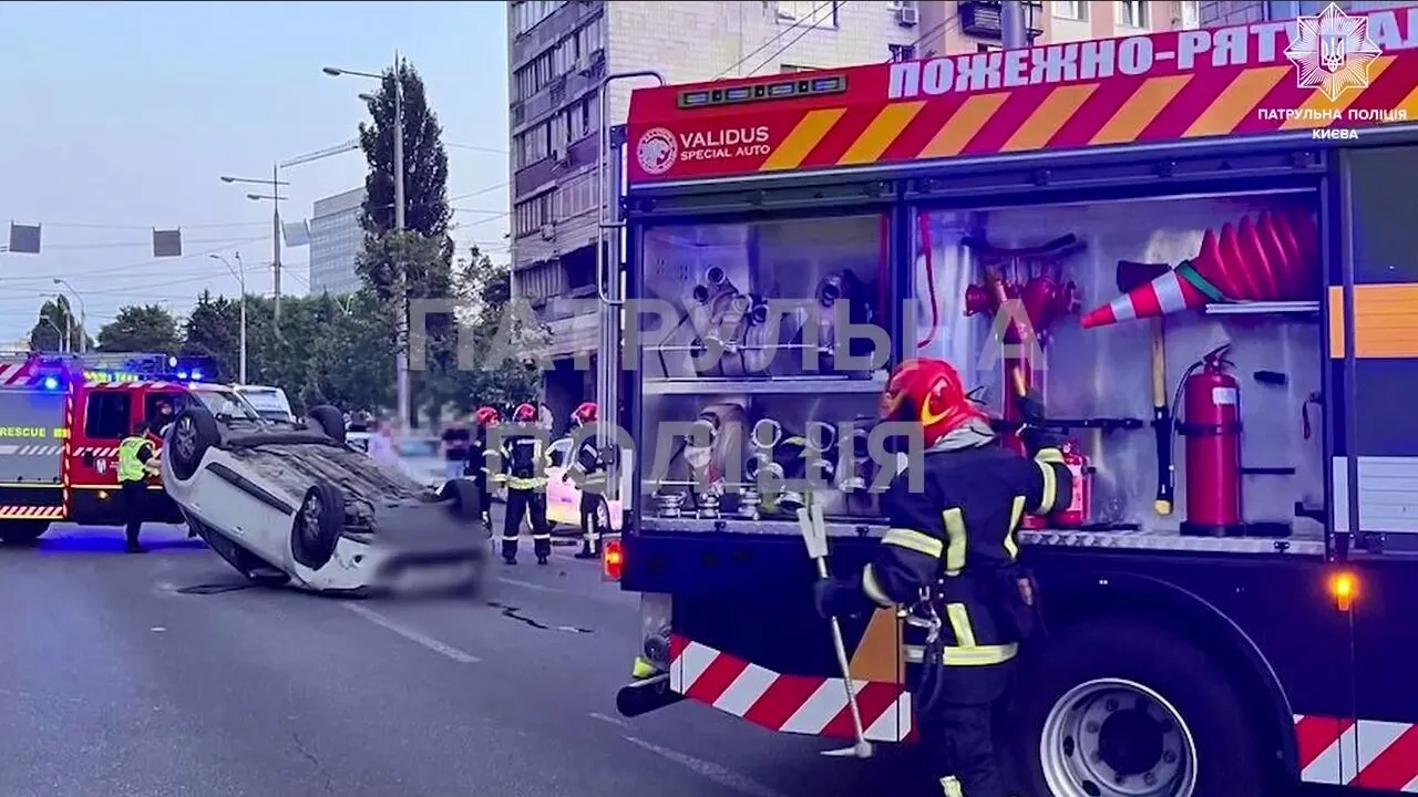 Винуватець ДТП сів за кермо під наркотиками: у Києві Renault протаранив легковик та перекинувся. Відео аварії