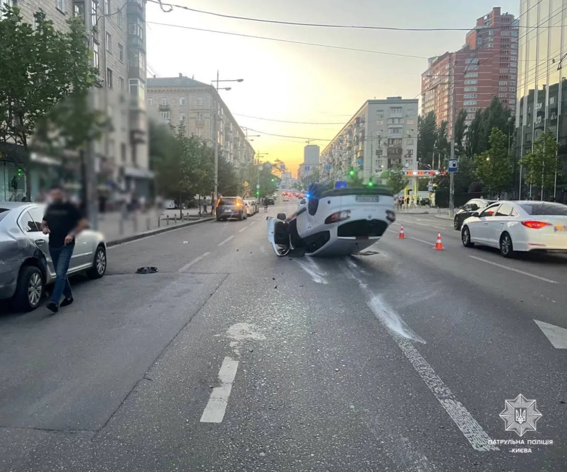 Винуватець ДТП сів за кермо під наркотиками: у Києві Renault протаранив легковик та перекинувся. Відео аварії