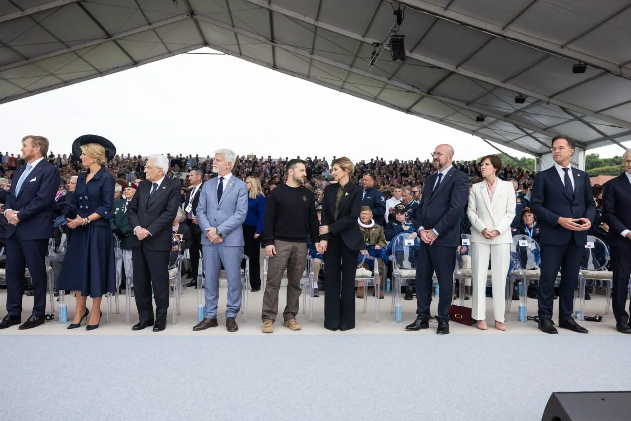 Стильный пучок и брошь-петушок с Бородянкой. Елена Зеленская поразила изысканным образом во время визита во Францию dqxikeidqxidqeant