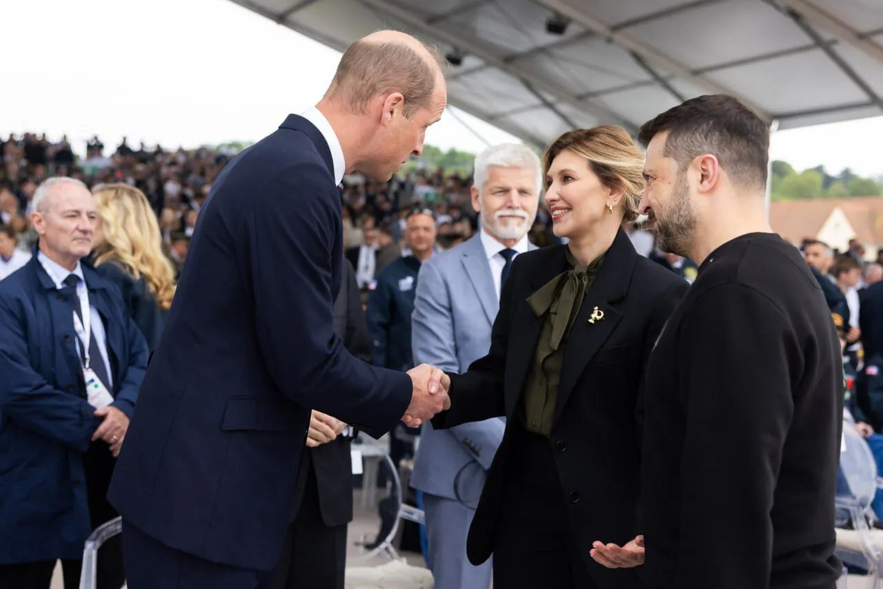 Стильный пучок и брошь-петушок с Бородянкой. Елена Зеленская поразила изысканным образом во время визита во Францию