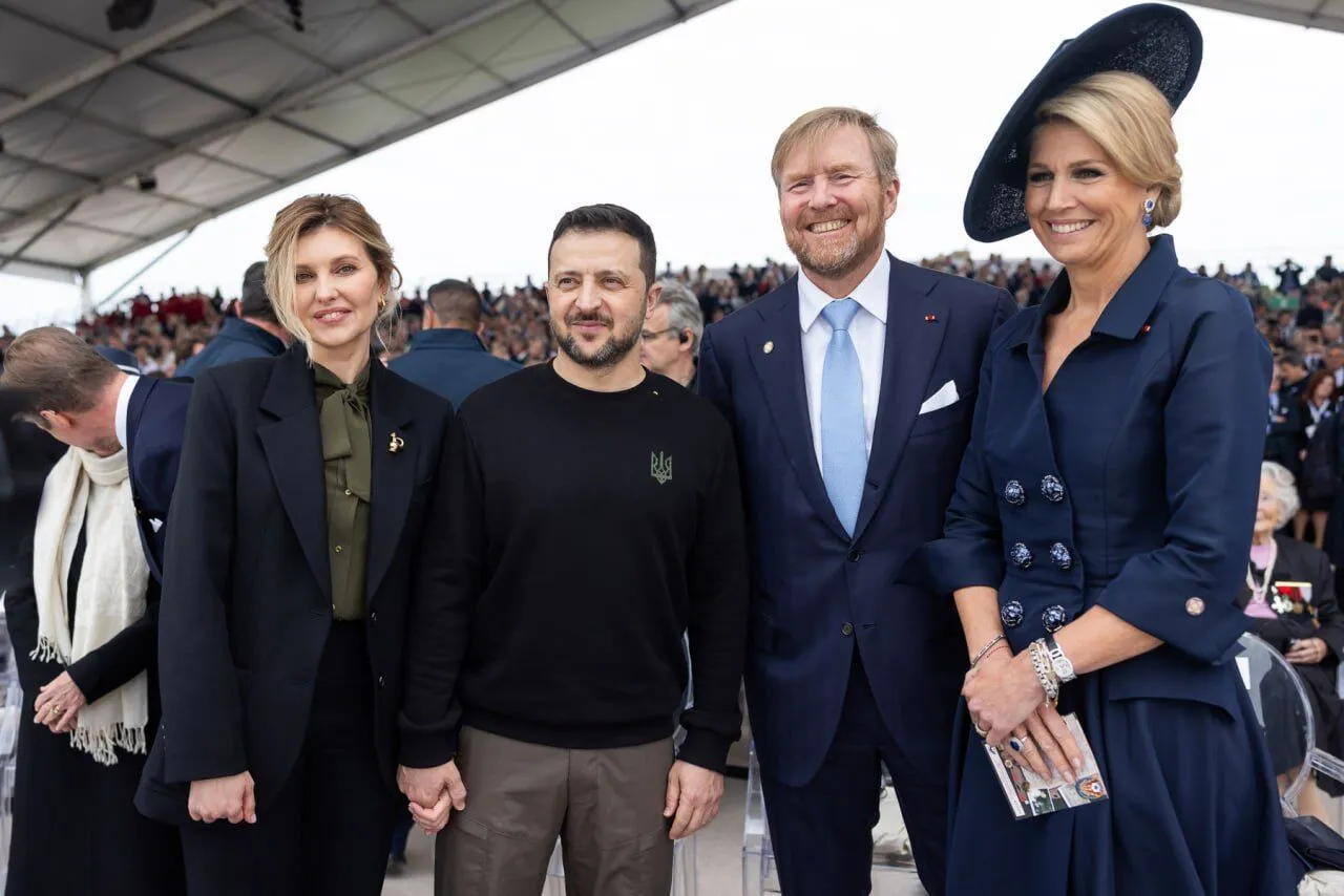 Стильный пучок и брошь-петушок с Бородянкой. Елена Зеленская поразила изысканным образом во время визита во Францию