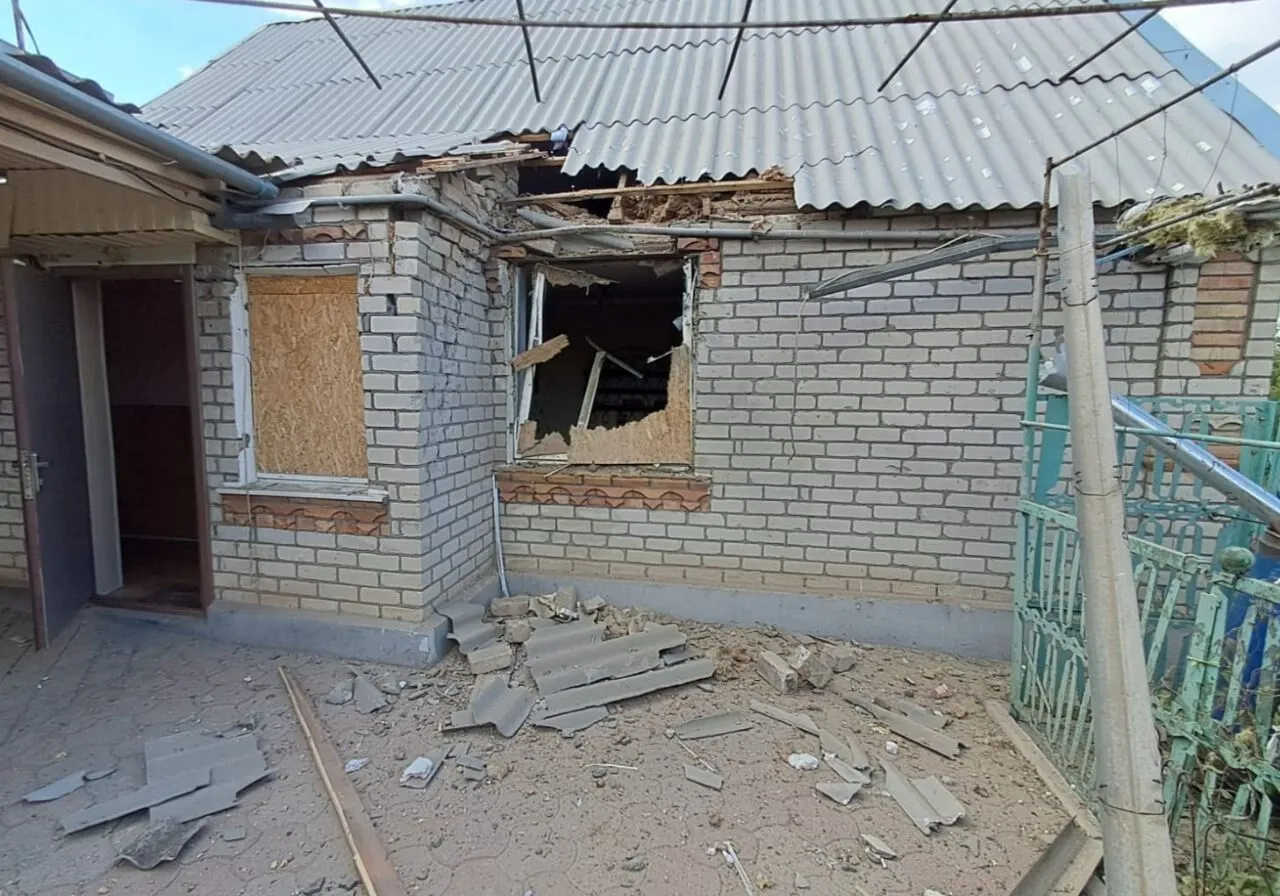 оккупанты ударили по Никополю и району: есть разрушение и жертва. Фото