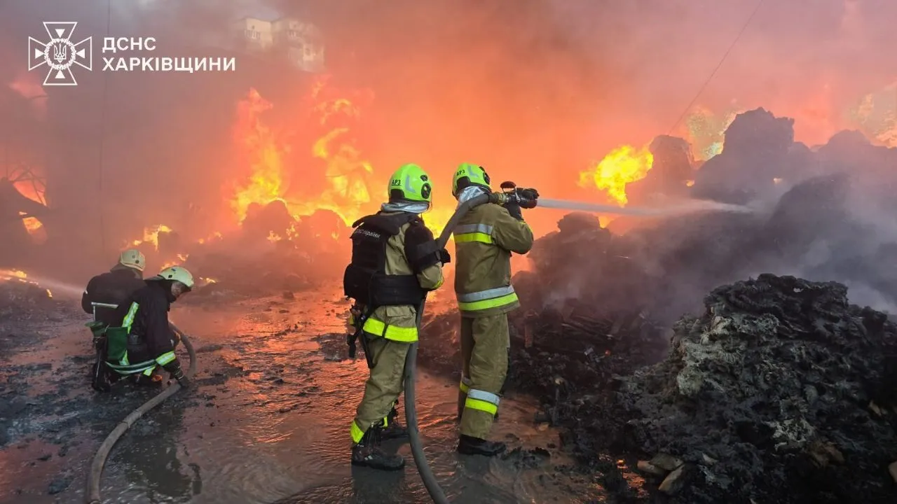 A large-scale fire broke out in Kharkov, the fire turned over at a service station: photos and videos