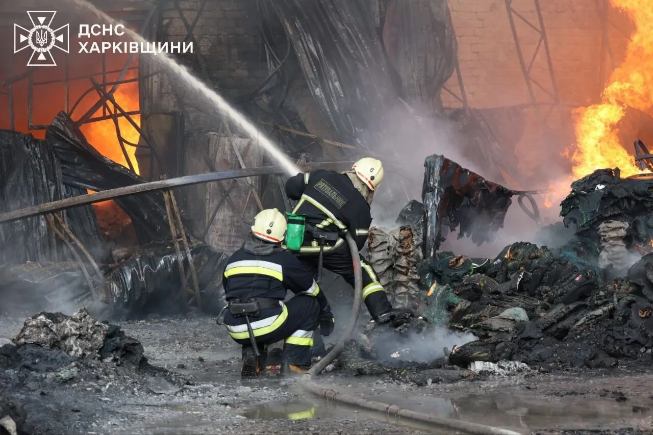 В Харькове загорелся масштабный пожар, огонь перевернулся на СТО: фото и видео