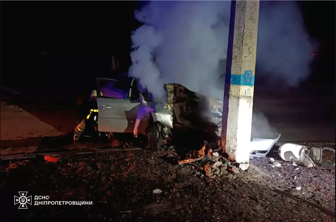 На Дніпропетровщині авто влетіло в стовп і спалахнуло: серед постраждалих – дитина. Фото dqxikeidqxidqeant