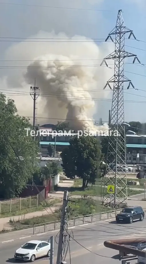 У Самарі спалахнула потужна пожежа на складі, валить дим: росіяни скаржаться на атаку дронів