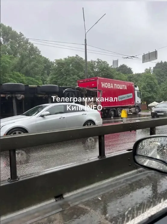 В Киеве на улице Телиги перевернулся грузовик Новой почты, образовалась пробка. Фото и видео