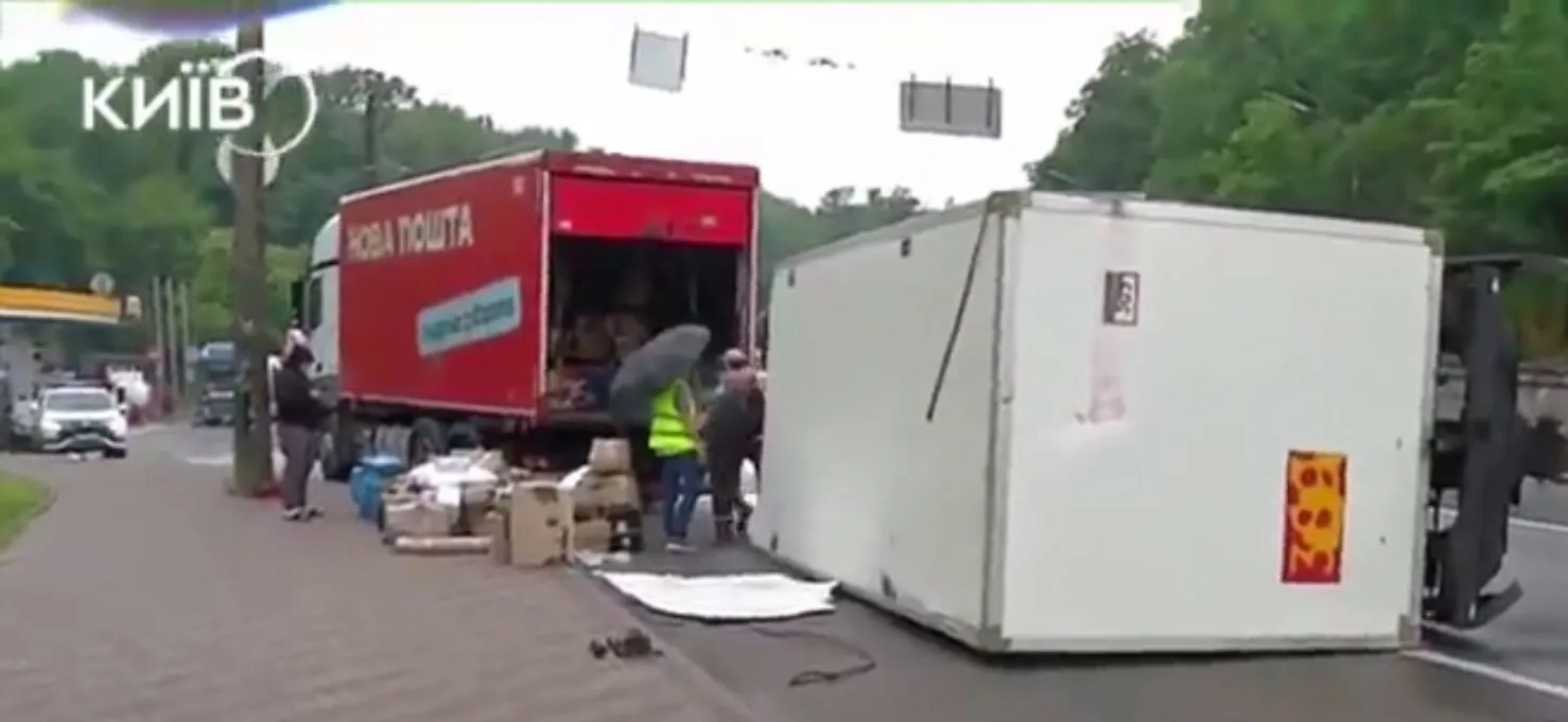 В Киеве на улице Телиги перевернулся грузовик Новой почты, образовалась пробка. Фото и видео