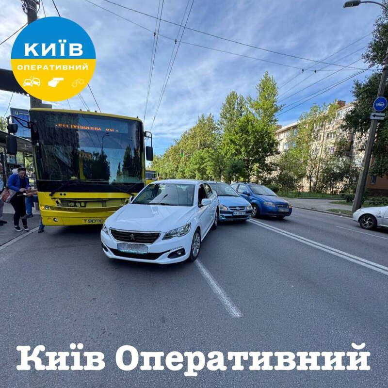 В Киеве произошла авария с участием легковушки и троллейбуса, образовалась пробка. Подробности и фото