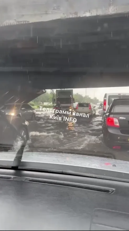 Вулиці Києва перетворилися на Венецію через сильну зливу: фото та відео dqxikeidqxidqrant