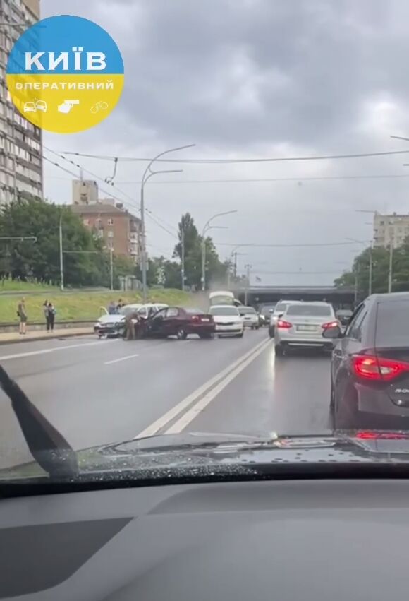 У Києві на Печерську сталась масштабна ДТП: утворився затор. Фото і відео
