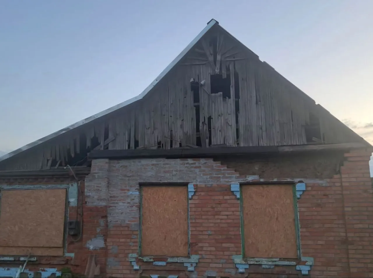 Окупанти вдарили артилерією та дронами-камікадзе по Нікополю: пошкоджено приватні будинки. Фото