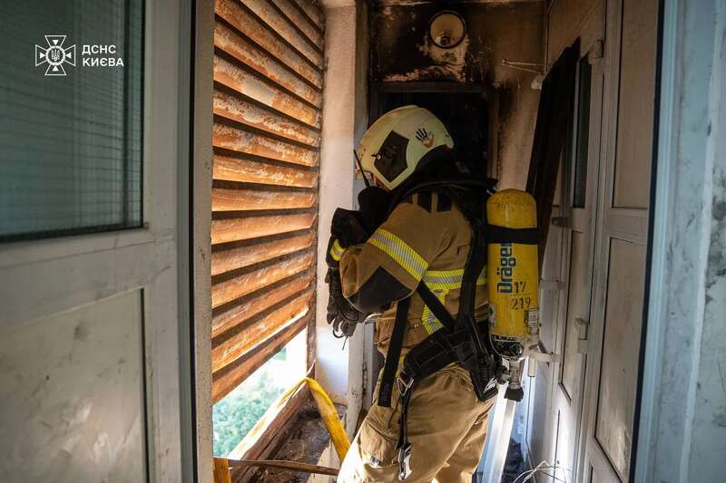 Сильный дым был на всех этажах: в Киеве бойцы ГСЧС во время тушения пожара в доме спасли пенсионерку. Фото и видео dqxikeidqxidqrant