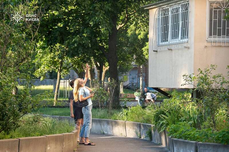 Сильный дым был на всех этажах: в Киеве бойцы ГСЧС во время тушения пожара в доме спасли пенсионерку. Фото и видео