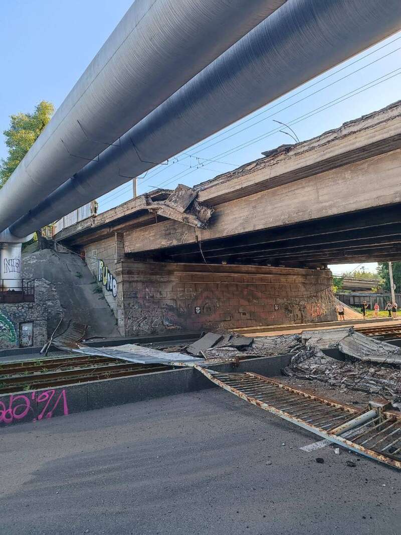 У Києві обвалилася пішохідна частина мосту на Жилянській: рух перекрито. Фото і відео dqxikeidqxidqeant
