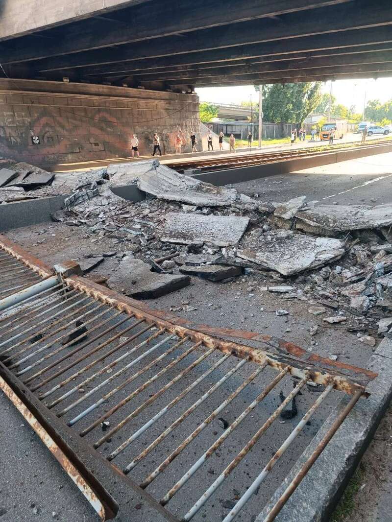 У Києві обвалилася пішохідна частина мосту на Жилянській: рух перекрито. Фото і відео