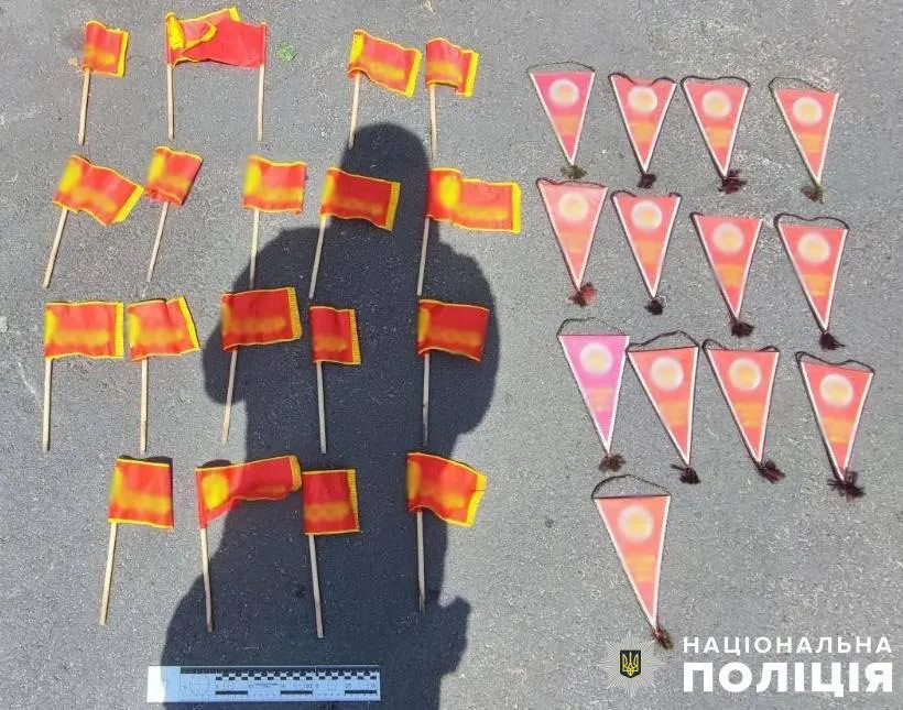 Поширював радянську символіку у гімназії Києва: поліцейські встановили зловмисника. Фото