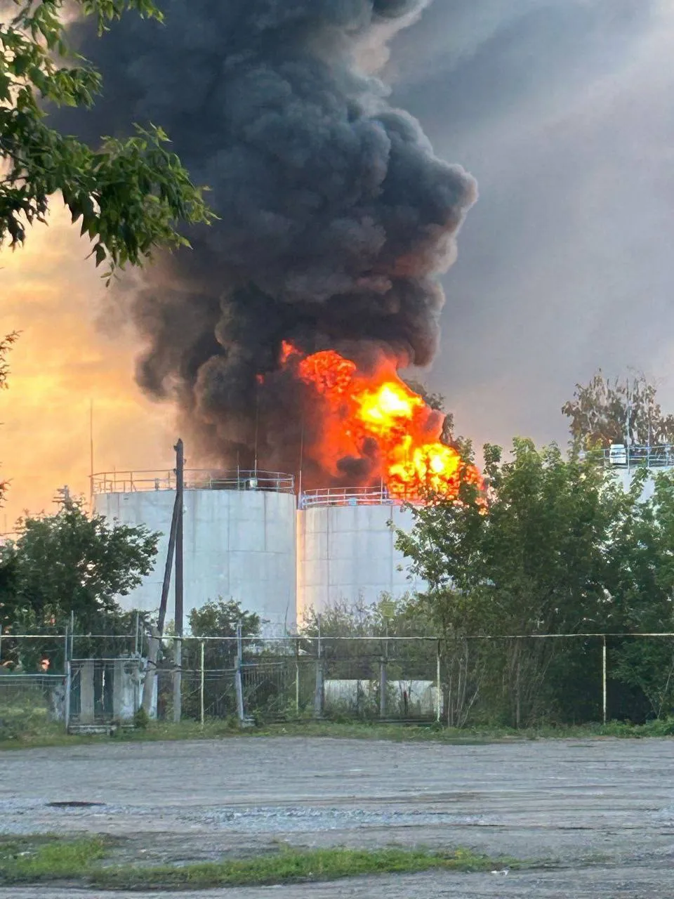 Піднявся чорний дим: з’явилося супутникове фото наслідків атаки на нафтобазу в Тамбовській області