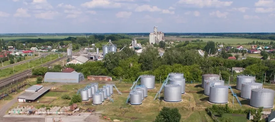 Піднявся чорний дим: з’явилося супутникове фото наслідків атаки на нафтобазу в Тамбовській області