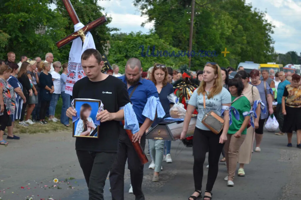 На Черкащині попрощалися з 10-річною дівчинкою, яка була вбита в будинку культури. Фото dqxikeidqxidqeant