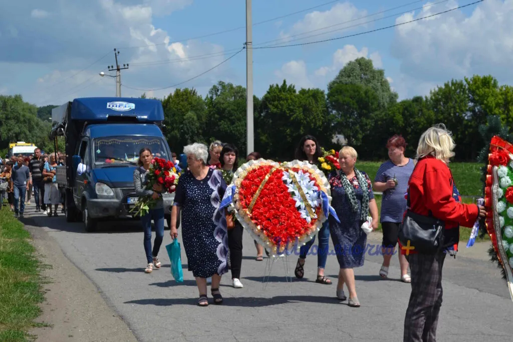 На Черкащині попрощалися з 10-річною дівчинкою, яка була вбита в будинку культури. Фото