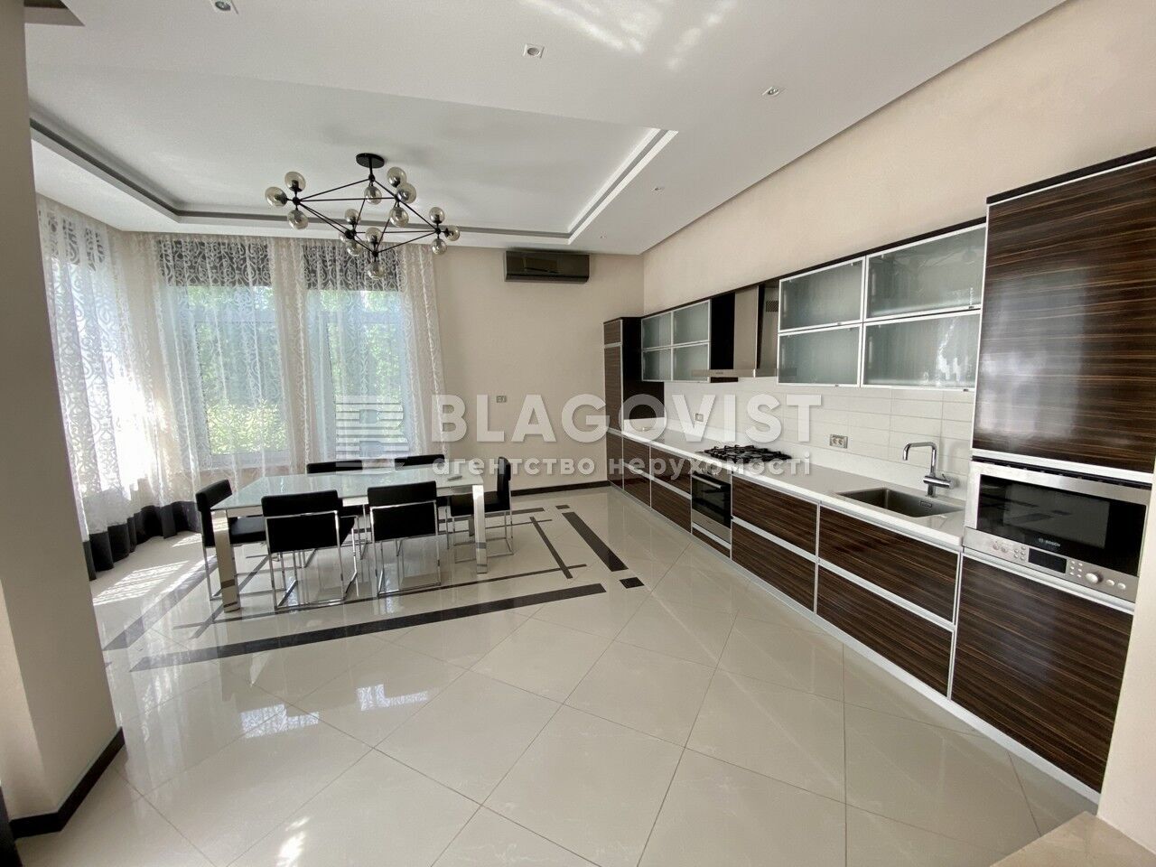 Территориально здание находится в поселке Козин.