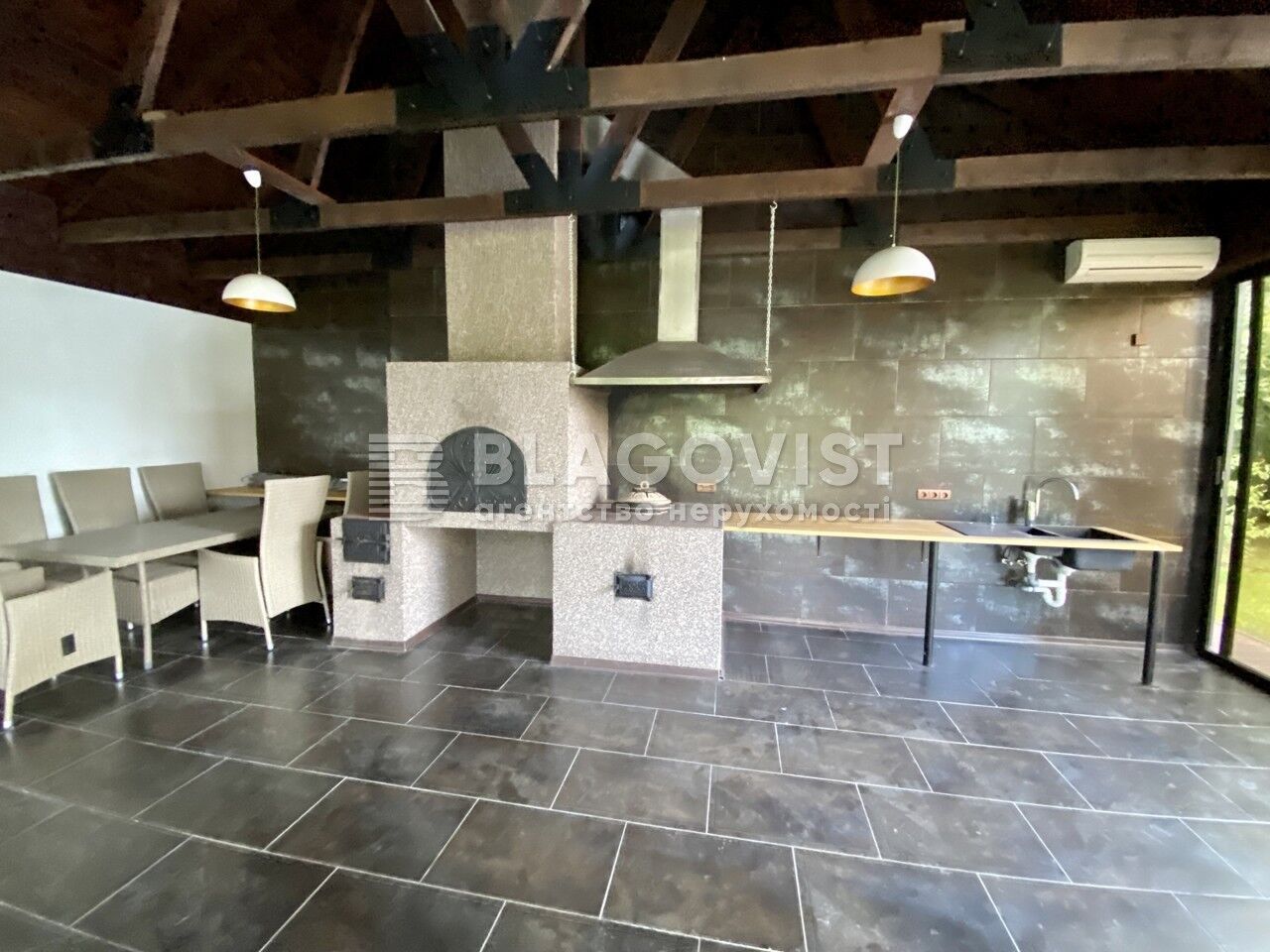 В доме есть просторная кухня