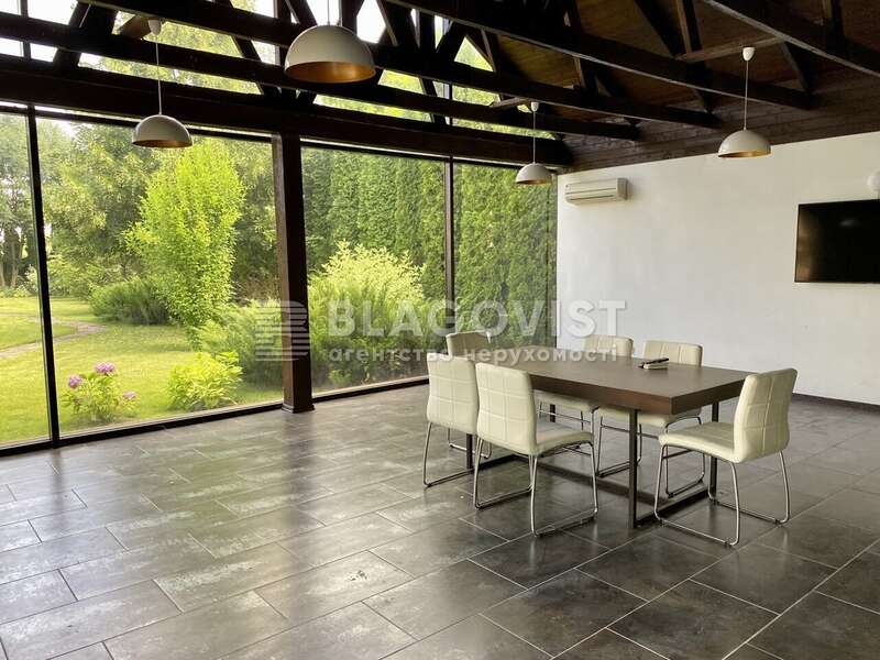 У дома есть крытая зона барбекю с кондиционерами