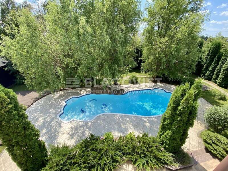 На участке возле дома расположен бассейн