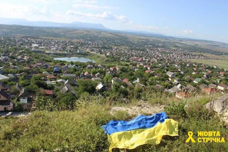 В оккупированном Крыму на вершине Петровских скал подняли флаг Украины. Фото