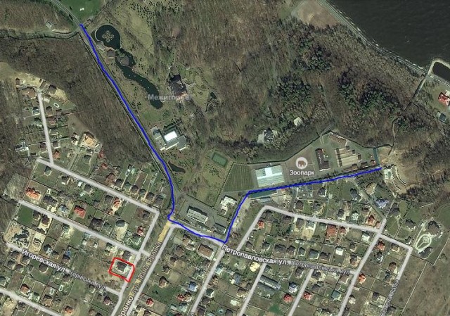 Синім позначено «Межигір’я», червоним – будинок Полєжай dqxikeidqxidqrant