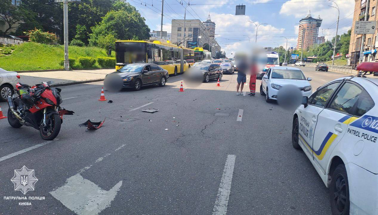 В Киеве на Печерске столкнулись легковушка и мотоцикл: есть пострадавший, возникла пробка. Фото dqxikeidqxidqrant