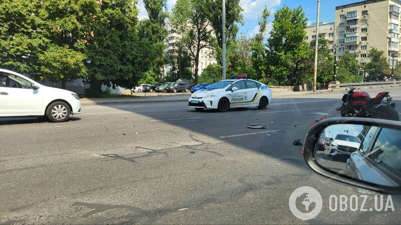 В Киеве на Печерске столкнулись легковушка и мотоцикл: есть пострадавший, возник пробка. Фото