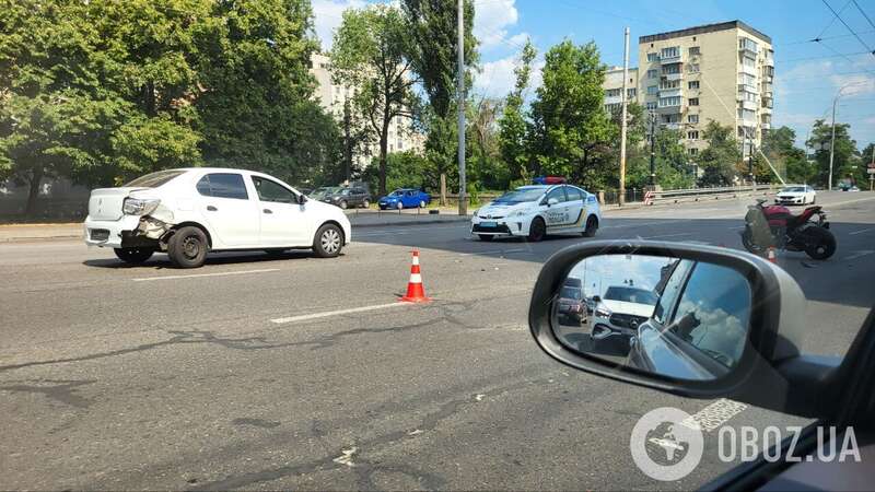 В Киеве на Печерске столкнулись легковушка и мотоцикл: есть пострадавший, возник пробка. Фото