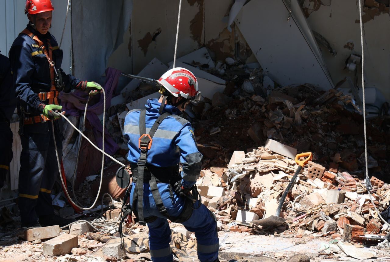 Росіяни понад 10 разів обстріляли Нікопольщину: вигоріло 2,5 га пшениці, є руйнування. Фото