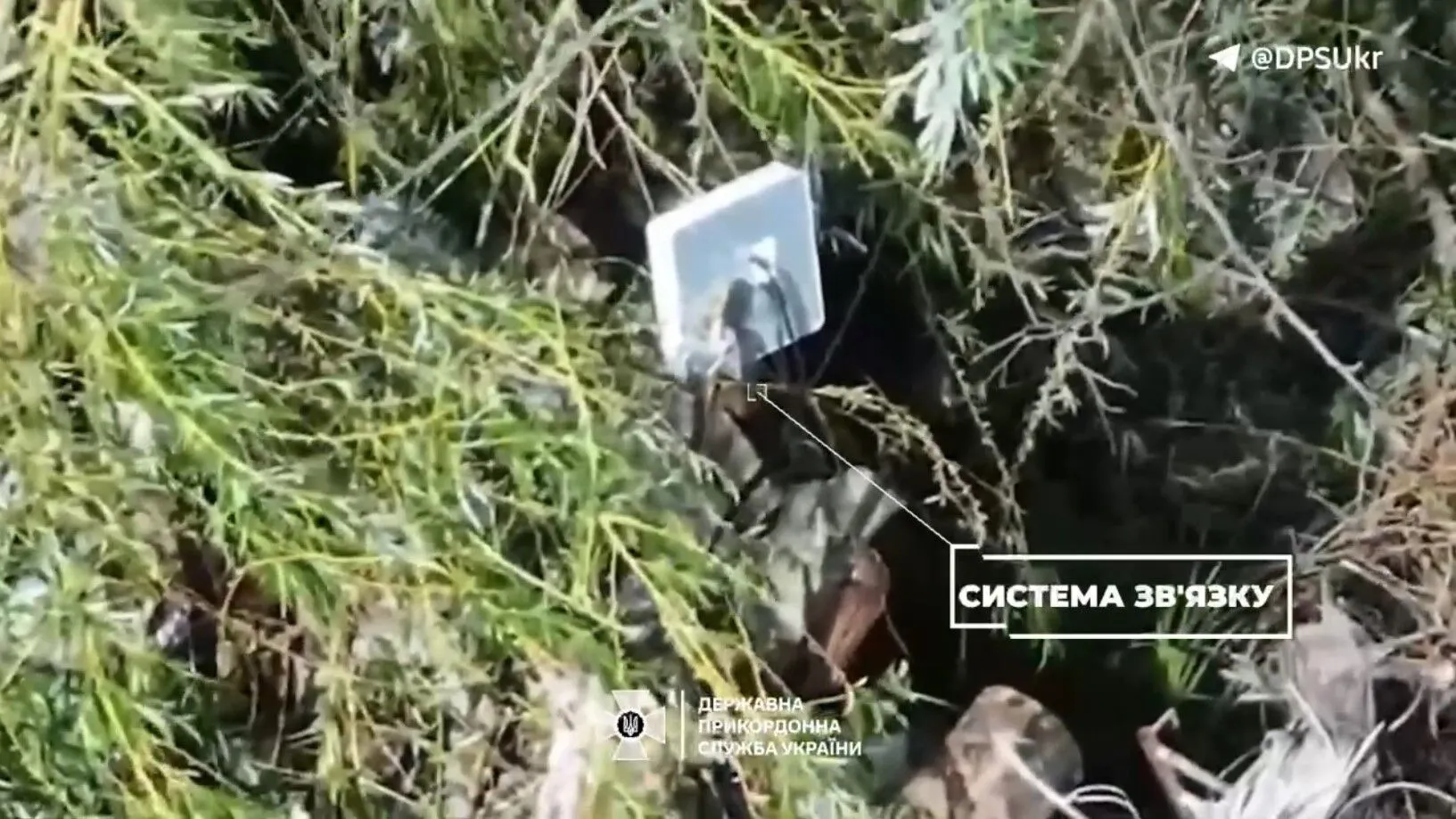 Били FPV-дронами: прикордонники  завдали удару по позиції противника на півдні та знищили систему звʼязку. Відео