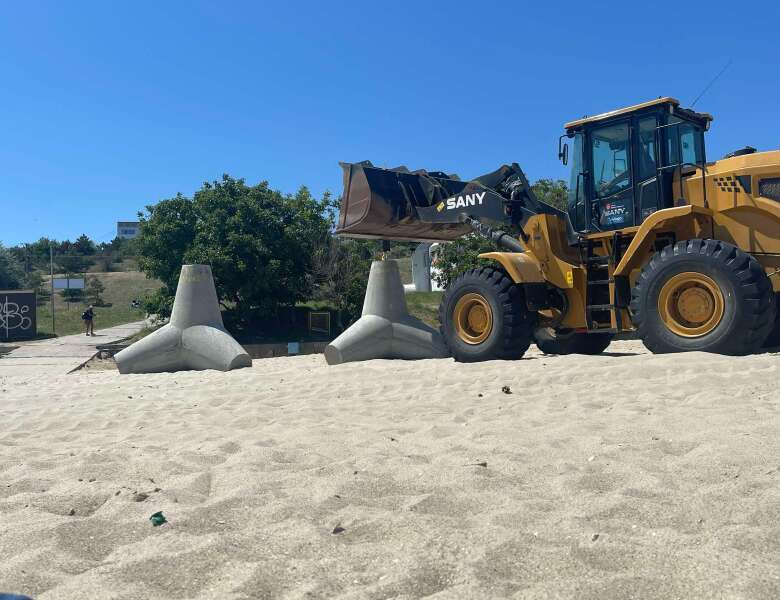 На побережье Черноморска устанавливают оборонные сооружения: что ждет наши пляжи dqxikeidqxidqeant