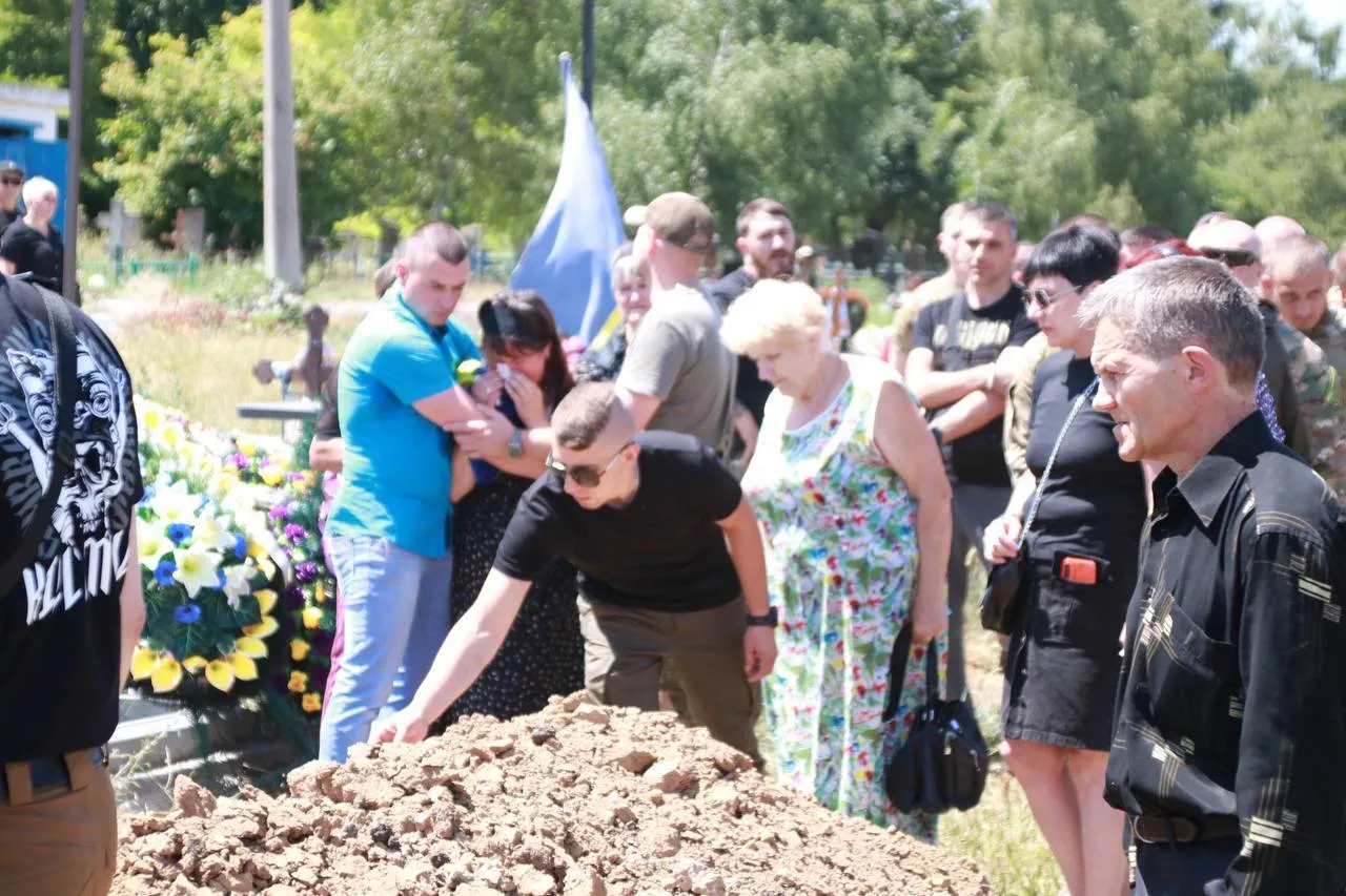 Йому назавжди буде 23: на Донеччині попрощалися з капралом поліції, який загинув у боях біля Торецька. Фото