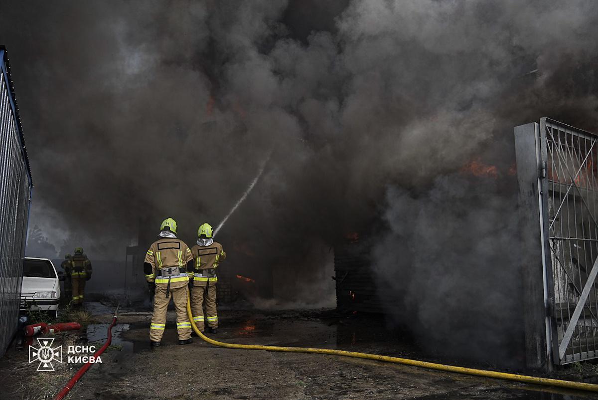 Firefighters are on site, working to put out the fire / photo facebook.com/DSNSKyiv