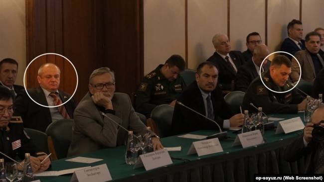 Віктор Крейдіч (ліворуч), представник головного військово-політичного управління Міноборони РФ Сергій Гусєв (праворуч)