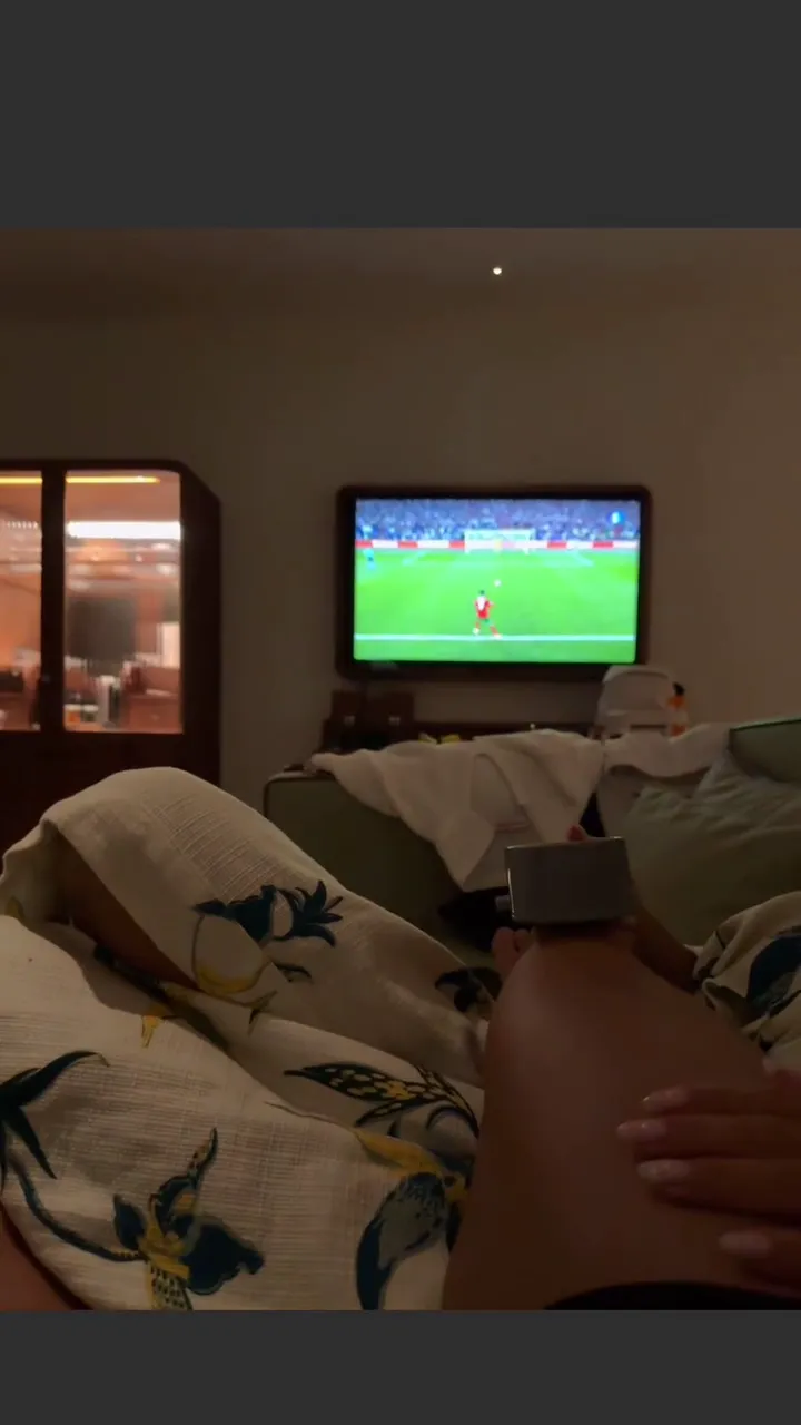 З Москви? Мудрик показав, з ким у ліжку дивився футбол, а потім вилучив відео
