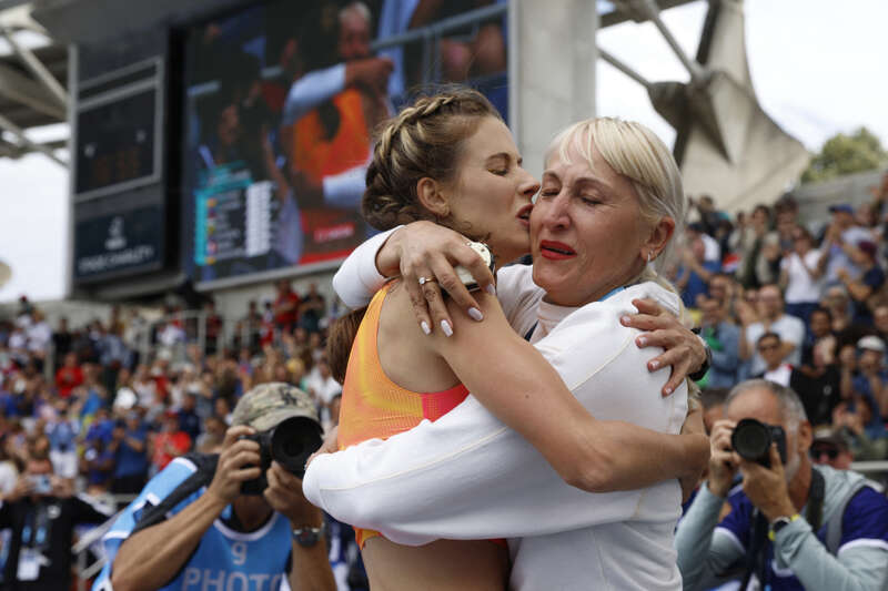 Ярослава Магучіх зі своєю тренеркою dqxikeidqxidqeant